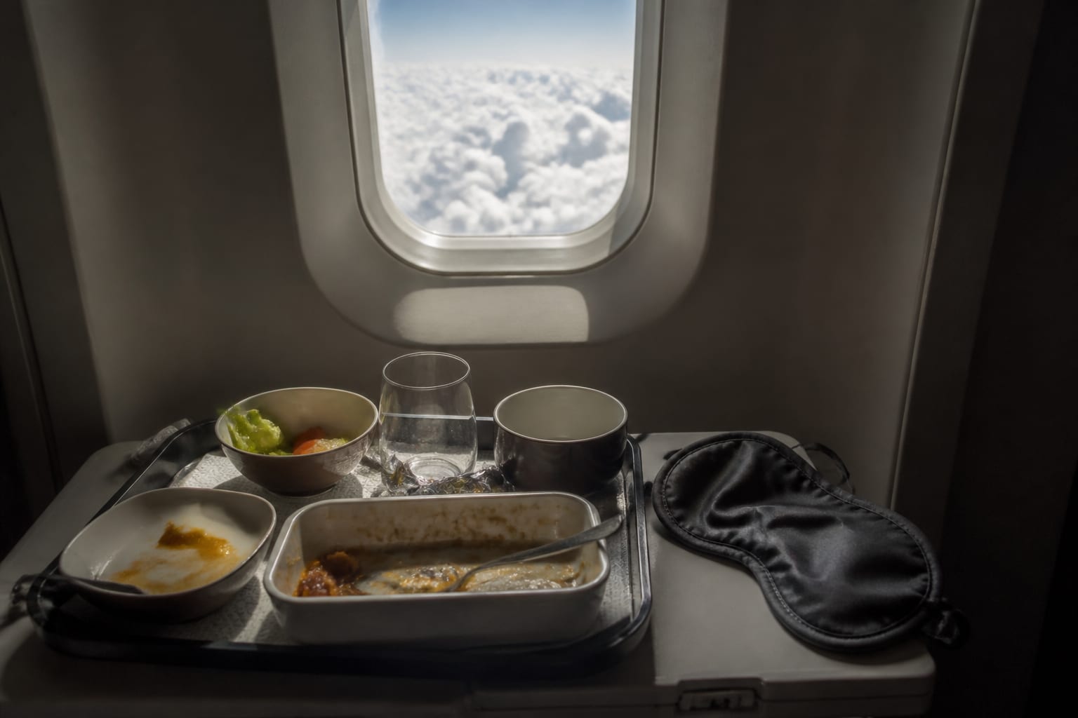 Alimentația și hidratarea pot reduce jet lag-ul după un zbor lung
