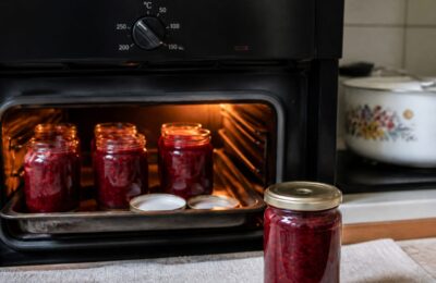 Cum se sterilizează corect borcanele pentru conserve sigure pe timpul iernii