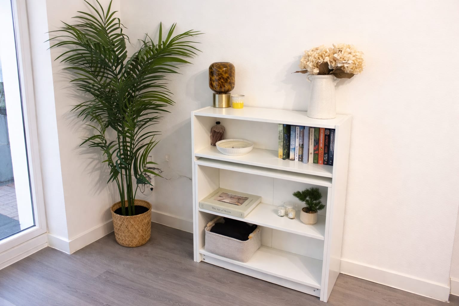 Soluția IKEA pentru un birou pliabil care eliberează camera după program