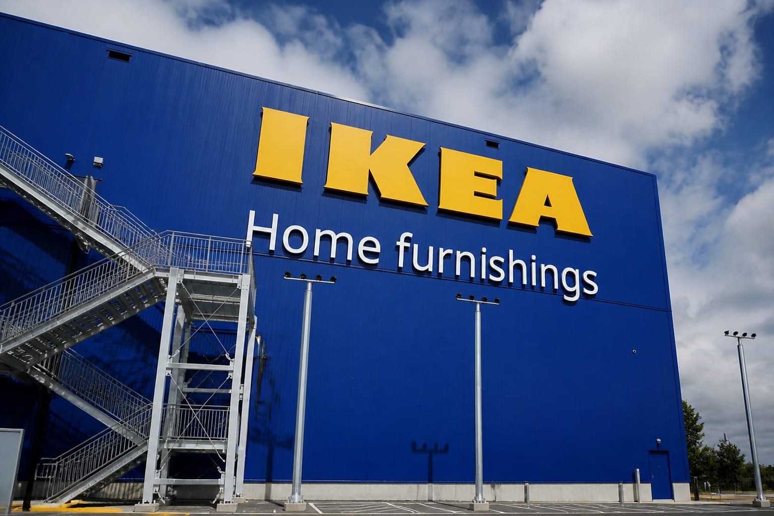 Logo-ul IKEA pe clădirea albastră