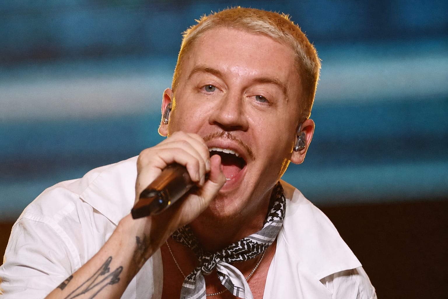 Rapperul Macklemore în timpul unui concert