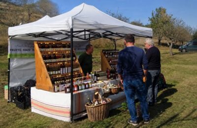Zacusca gătită timp de nouă ore poate depăși 30 de lei la producătorii locali