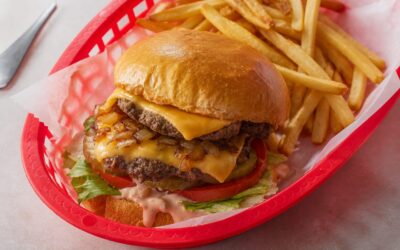 Cum se face acasă burgerul In-N-Out Double-Double cu două chiftele rumenite în muștar și ceapă caramelizată