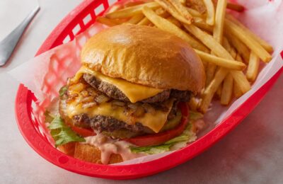 Cum se face acasă burgerul In-N-Out Double-Double cu două chiftele rumenite în muștar și ceapă caramelizată