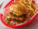Cum se face acasă burgerul In-N-Out Double-Double cu două chiftele rumenite în muștar și ceapă caramelizată