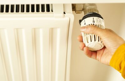 Cum se pregătesc caloriferele pentru iarnă, de la depistarea scurgerilor la aerisirea făcută corect