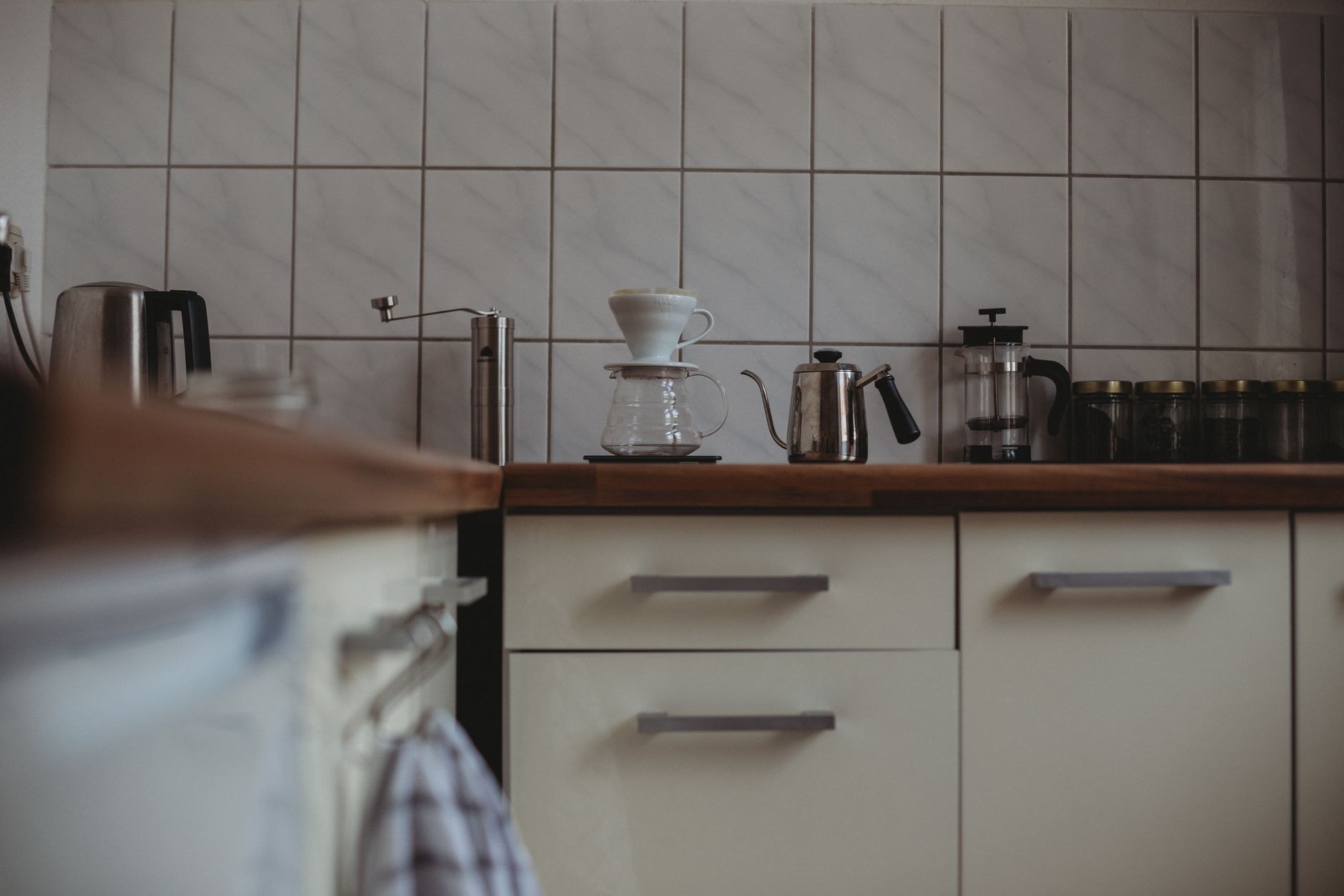 Râșnița de cafea pe blatul bucătăriei