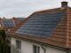 De ce un acoperiș cu țigle solare poate costa dublu față de un sistem cu panouri