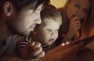 Timpul îndelungat la ecrane în copilărie este asociat cu rezultate școlare mai slabe peste ani