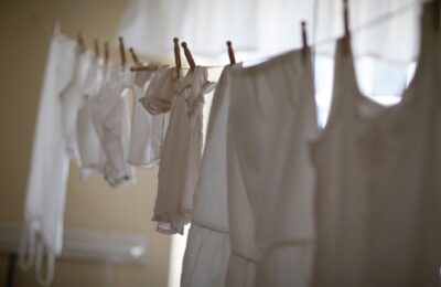 Rufele se usucă mai repede dacă nu sunt înghesuite. Cum se limitează umezeala și mirosul de mucegai